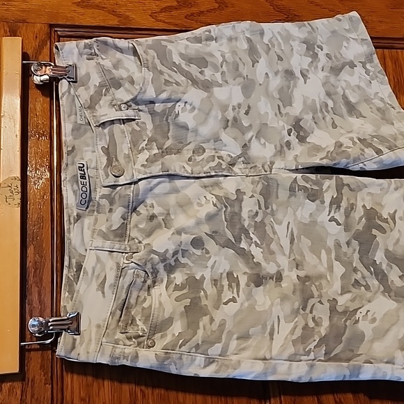 Code Bleu shorts - Picture 2 of 6